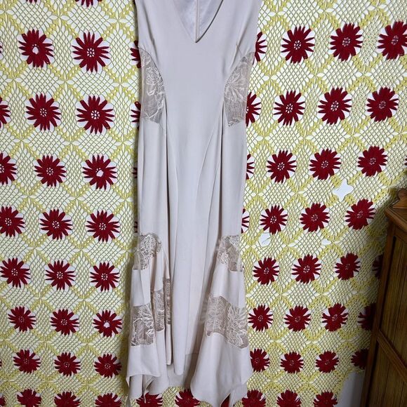 Marciano dresses / Cream Lace Dress / Size 4 - Picture 3 of 16